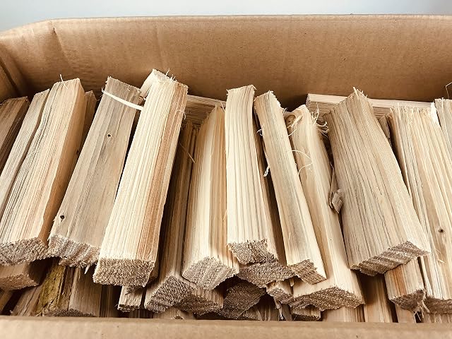 Dry spruce and pine kindling about 20 cm long and two to four centimetres thick, packed in cartons